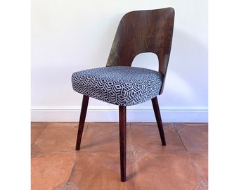 Chaise originale en bois des années 1950 par Osvald Haerdtl pour TON, milieu du siècle, retapissée en chenille bleue et grise, géométrique