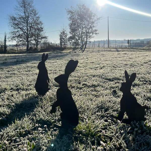 Ein dekorativer Eisenhase für den Garten