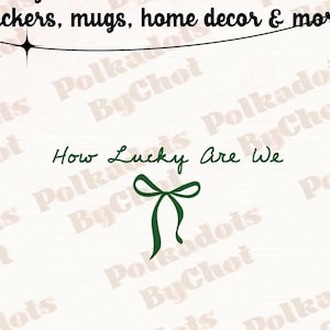 以下が含まれることがあります： 「PNGファイルでシャツ、タンブラー、ステッカー、マグカップ、ホームデコなどを制作」というテキストが特徴のデジタルデザイン。 下には「How Lucky Are We」というテキストが緑色のリボンで表示されています。 背景は薄いベージュ色です。