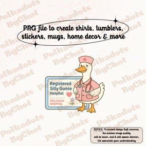 以下が含まれることがあります： ピンク色の看護師の制服、聴診器、看護師の帽子を身に着けた漫画のガチョウのデジタルデザイン。ガチョウは「Registered Silly Goose Hospital」と書かれた看板の隣に立っています。ガチョウの上のテキストは「PNG file to create shirts, tumblers, stickers, mugs, home decor & more」と書かれています。