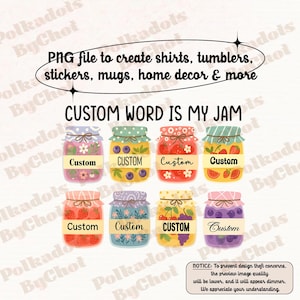 Peut inclure: Un design numérique avec huit pots de confiture colorés, chacun orné d'illustrations de fruits et du mot "Custom". Le texte au-dessus indique "CUSTOM WORD IS MY JAM" et "PNG file to create shirts, tumblers, stickers, mugs, home decor & more."