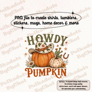 Peut inclure: Un design graphique numérique avec le texte HOWDY PUMPKIN en marron et orange. L'illustration comprend une grosse citrouille orange portant un chapeau de cow-boy à motifs de vache, une petite citrouille blanche, un cactus, un fer à cheval et des fleurs.