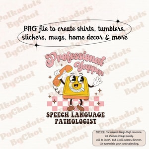 Puede incluir: Una ilustración de dibujos animados de un teléfono retro rosa con una cara sonriente, sosteniendo un auricular. El teléfono lleva zapatos marrones y tiene un globo de diálogo que dice "Professional Yappen". Debajo del teléfono hay un patrón de cuadros rosa y blanco y el texto "SPEECH LANGUAGE PATHOLOGIST".