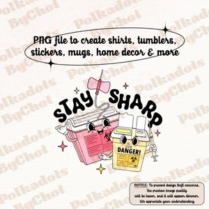 Puede incluir: Una ilustración digital de dos contenedores de residuos médicos de dibujos animados con caras sonrientes. Los contenedores son rosa y amarillo con símbolos de biohazard negros. El contenedor rosa tiene una aguja y una bolsa IV unida a él. El contenedor amarillo tiene una jeringa unida a él. El texto "STAY SHARP" está escrito en letras negras sobre los contenedores.