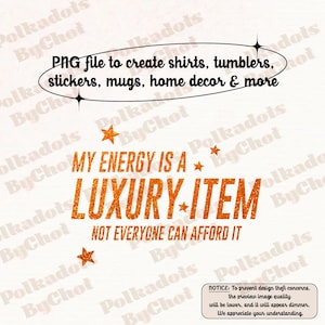Puede incluir: Un diseño digital con el texto "MY ENERGY IS A LUXURY ITEM, NOT EVERYONE CAN AFFORD IT" en purpurina naranja. El diseño también incluye el texto "Archivo PNG para crear camisetas, vasos, pegatinas, tazas, decoración del hogar y más."
