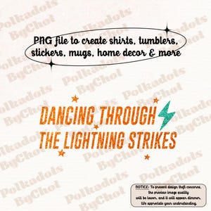 Könnte beinhalten: Ein digitales Design mit dem Text "DANCING THROUGH THE LIGHTNING STRIKES" in orangefarbenem Glitzer, mit einem türkisglitzernden Blitz und Sternakzenten. Das Design ist für Hemden, Becher, Aufkleber, Tassen und Heimdekoration.