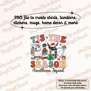 Puede incluir: Un diseño de archivo PNG con el texto "TIS THE SEASON" y "Anesthesia Squad" en fuentes retro. El diseño incluye ilustraciones de equipos médicos y un árbol de Navidad, todos con gorros de Papá Noel. También se incluye el texto "PNG file to create shirts, tumblers, stickers, mugs, home decor & more".