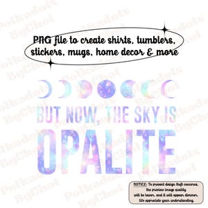 Könnte beinhalten: Ein digitales Design mit dem Wort "OPALITE" in einer pastellfarbenen, galaxieähnlichen Schriftart, mit dem Satz "BUT NOW, THE SKY IS" darüber. Das Design enthält Mondphasen und Text, der darauf hinweist, dass es für Shirts, Aufkleber und Heimdekoration verwendet werden kann.