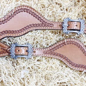 Spurs Leather Men Spur strap decorated with tooled corners on plane leather western sober look