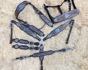 Conjunto de cabezada y pechera de cuero negro trabajado a mano: arreos de caballo estilo western con herrajes en forma de rosa.