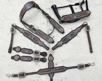 Conjunto de cabezada y pechera de cuero: Accesorios de equitación western con herrajes en forma de rosa.
