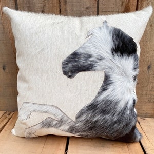 Housse de coussin en cuir de vachette : écusson cheval en cuir, 18 x 18 po