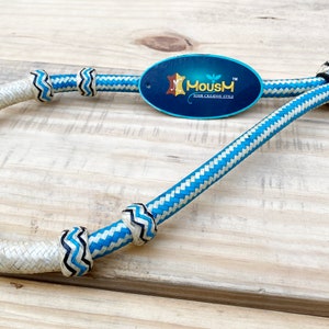 Bosal de caballo hecho a mano: cuero crudo azul y blanco, 40 trenzas, 1,6 cm de grosor
