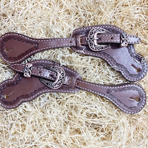 Spurs Leather Men Spur strap decorated with tooled corners on plain dark brown leather western sober look and premium concho