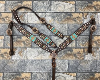 Conjunto de cabezada y pechera de cuero estilo western para caballo: Repujado a mano con motivos aztecas, trenzado de cuero crudo.