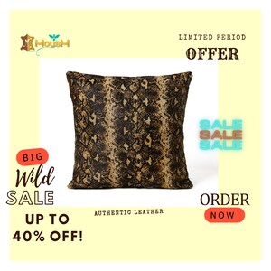 Könnte beinhalten: Ein braunes und schwarzes Kissen mit Schlangenhautmuster und dem Text "BIG Wild SALE UP TO 40% OFF!" und "AUTHENTIC LEATHER" darunter. Der Text "LIMITED PERIOD OFFER" ist in der oberen rechten Ecke des Bildes gedruckt. Der Text "SALE SALE SALE" ist in der oberen rechten Ecke des Bildes gedruckt. Der Text "ORDER NOW" ist in der unteren rechten Ecke des Bildes gedruckt.