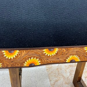 Black saddle pad with a brown leather border featuring a tooled design of sunflowers. MOUSM Western Saddle Pad for Horse Heavy Duty Blended Felt 30 * 32 Inch Black Real Cow Leather -Sun Flower Carving
