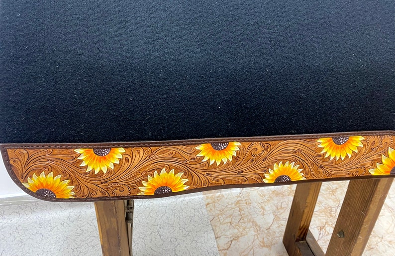 Black saddle pad with a brown leather border featuring a tooled design of sunflowers. MOUSM Western Saddle Pad for Horse Heavy Duty Blended Felt 30 * 32 Inch Black Real Cow Leather -Sun Flower Carving