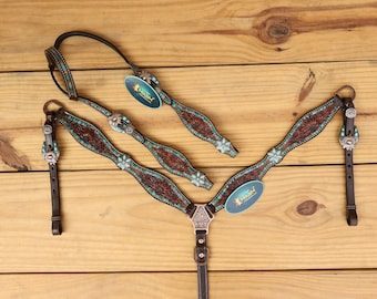 Conjunto de cabezada de cuero para caballo: herrajes con flores turquesas, repujados y pintados.