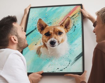Könnte beinhalten: Ein gerahmter Kunstdruck mit einem Hundeporträt im Aquarellstil. Der Hund hat braunes und weißes Fell, vor einem hellblauen und orangefarbenen Hintergrund. Das Kunstwerk wird von zwei Personen gehalten.