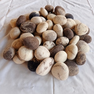 WOOLTEX Natur Bunt | 5-10 cm Filzkiesel | Handgefilzte Kieselsteine | Lockere Filzsteinchen |  100% Wolle & Handarbeit | KOSTENFREIER VERSAND
