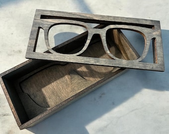 L'encart du cadre de rangement pour décoration de lunettes Payton peut contenir plus de 10 décorations