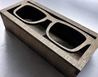 Le cadre de rangement pour décoration de lunettes Drew Pair peut contenir plus de 10 décorations