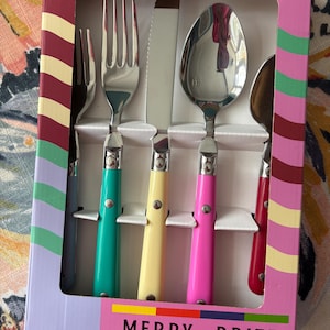 Färgglatt vintageinspirerat bestickset