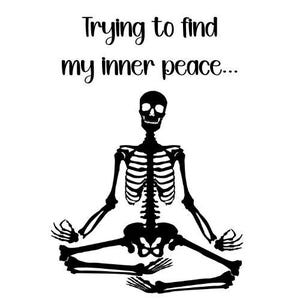 Könnte beinhalten: Ein schwarzes Skelett sitzt in einer Yoga-Pose mit dem Text "Trying to find my inner peace..." darüber.