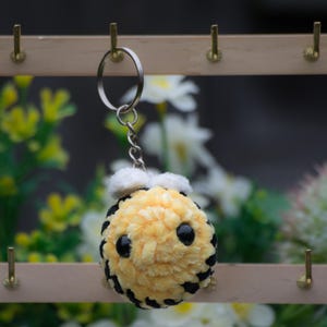 Sleutelhanger met gehaakte bij: knuffel