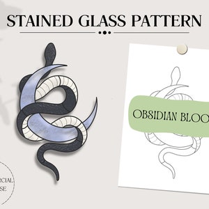 Op de afbeelding: Gebrandschilderd glaspatroon met een gestileerd slangenontwerp in zwart, lichtblauw en wit. De afbeelding bevat de tekst "STAINED GLASS PATTERN" en een tekening van een slang met de tekst "OBSIDIAN BLOOM".