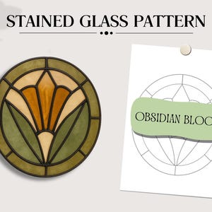 Op de afbeelding: Een rond glas-in-loodpatroon met een bloemmotief in tinten oranje, groen en crème, omlijst door een donkere rand. De tekst "STAINED GLASS PATTERN" staat boven het ontwerp. Een tekening van het patroon is ernaast gespeld, met de tekst "OBSIDIAN BLOOM".