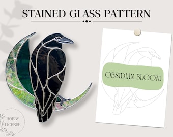 Puede incluir: Un vitral de un cuervo posado en una luna creciente, con un dibujo lineal a juego. El cuervo es negro con contornos plateados, y la luna tiene vidrio verde e iridiscente. Los textos "STAINED GLASS PATTERN" y "OBSIDIAN BLOOM" son visibles.