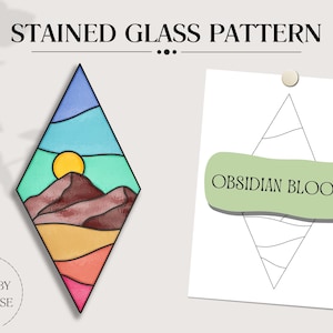 Peut inclure: Motif de vitrail en forme de losange, représentant un paysage avec un soleil jaune, des montagnes brunes et un ciel coloré. Le texte "STAINED GLASS PATTERN" est en haut. Un dessin de la même forme avec le texte "OBSIDIAN BLOOM" est également affiché.