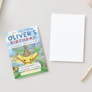 Op de afbeelding: Een verjaardagsuitnodiging met de tekst "LET'S CELEBRATE OLIVER'S BIRTHDAY" en evenementdetails. De uitnodiging bevat een stripfiguur en een kleurrijke illustratie. Een blanco kaart en een gouden pen zijn ook aanwezig.
