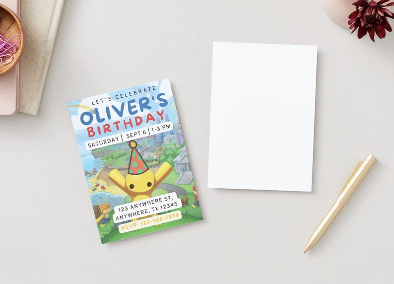 Op de afbeelding: Een verjaardagsuitnodiging met de tekst "LET'S CELEBRATE OLIVER'S BIRTHDAY" en evenementdetails. De uitnodiging bevat een stripfiguur en een kleurrijke illustratie. Een blanco kaart en een gouden pen zijn ook aanwezig.