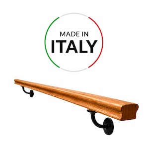 Può includere: Corrimano in legno marrone chiaro con un design liscio e curvo. Staffe in metallo nero. Il testo "MADE IN ITALY" è visualizzato sopra.