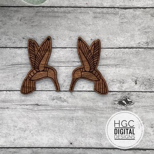 Könnte beinhalten: Zwei hölzerne Kolibri-Ohrringe mit einem detaillierten Design. Die Ohrringe sind braun und haben eine natürliche Holzoptik.