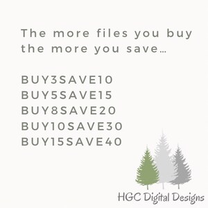 K&ouml;nnte beinhalten: Textgrafik mit den Worten "Je mehr Dateien Sie kaufen, desto mehr sparen Sie..." und einer Liste von Rabatten: BUY3SAVE10, BUY5SAVE15, BUY8SAVE20, BUY10SAVE30, BUY15SAVE40. Unter dem Text befindet sich eine Grafik mit drei stilisierten gr&uuml;nen B&auml;umen. Der Text "HGC Digital Designs" befindet sich am unteren Rand des Bildes.