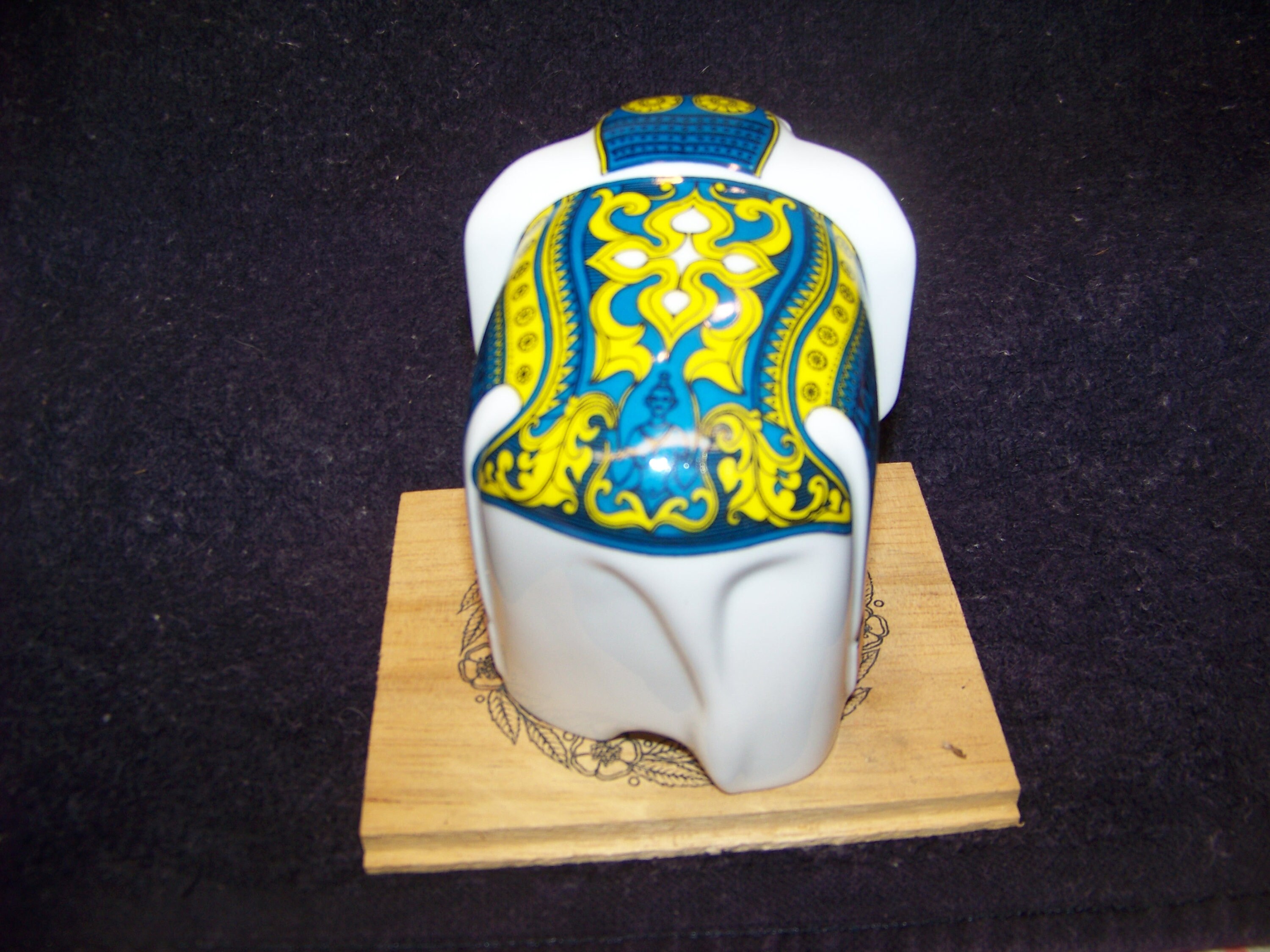 Mlesna Porcelain Tea Caddy With Classic Transportation Elephant and