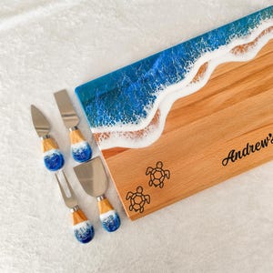 Cadeau pour jeunes mariés vivant au bord de la mer : planche à découper personnalisée en résine, motif océan, faite main.
