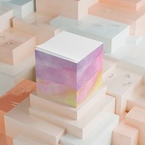 Puede incluir: Un bloc de notas cuadrado con un diseño de acuarela en tonos rosa, morado y amarillo. El bloc de notas está sobre una serie de plataformas geométricas en tonos melocotón, blanco y azul. Hay clips esparcidos alrededor de las plataformas.