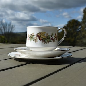Charming vintage tea trio set - Royal Standard fine bone china - Lyndale Pattern - Tea cup, saucer, dessert plate - British porcelain