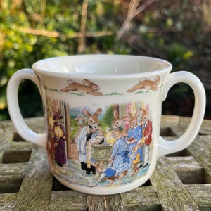 Vintage mugg med två handtag, Bunnykins av Royal Doulton, dopmönster, fint benporslin, barnrumsartiklar