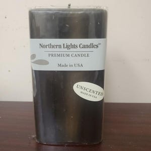 Vela decorativa premium sin aroma Embers Northern Lights (NLC) - Verde musgo