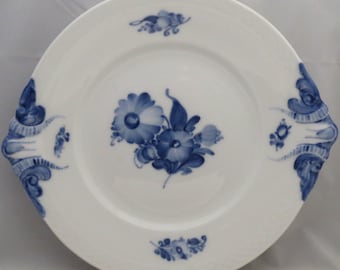 Royal Copenhagen taartbord met blauwe bloemen en gevlochten handvat (8162)