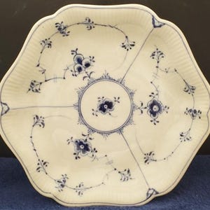 Royal Copenhagen Blue Fluted Plain Scalloped Dish (2195)