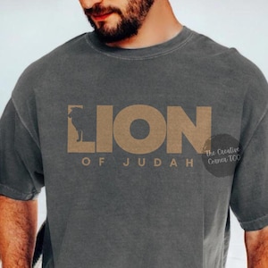 Löwe von Jehuda Shirt für Männer, christliches Männer-T-Shirt, christlicher Vintage Merch, Jesus-Hemd, Herrenbibel-Vers-Hemd Geschenke für ihn, Streetwear Bild 1
