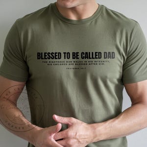 Gesegnet, genannt zu werden Dad Shirt Christlicher Vatertagsgeschenk Bibel Vers T-Shirt Glaubensbasierter Dad Shirt Geschenk für ihn Ehemann Geschenk Religiöses T-Shirt