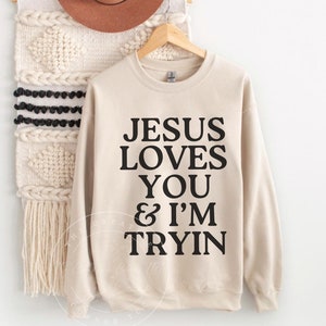Jesus Loves You I'm Tryin sweat-shirt chrétien, sweat-shirts versets de la Bible, sweat-shirt chrétien esthétique, chemise Jésus, chemises chrétiennes drôles